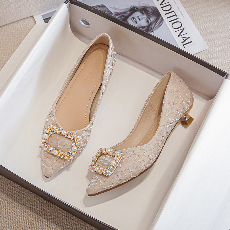 Ivory Textured Satin Pointed T - Kitten Heel Women reseña y precio